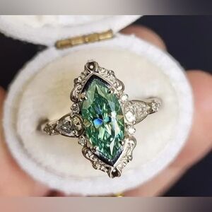 5/20 Elegant Silver and Green Gemstone Ring Size 8